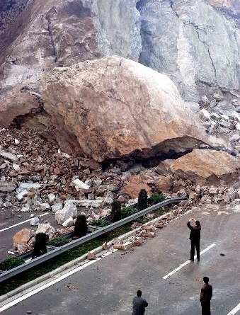 组图:甬台温高速公路温州段发生塌方事故