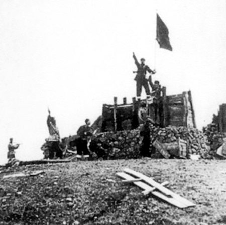 解放军战士把军旗插到了大陈岛.