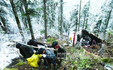 四川客车坠崖事故后续遇难人数升至26人