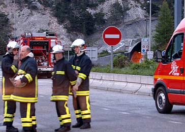 法意间弗雷瑞斯隧道卡车起火2人死亡